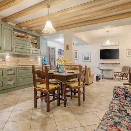 Villa In Con Piscina