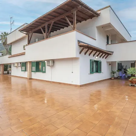In Con Piscina Villa *