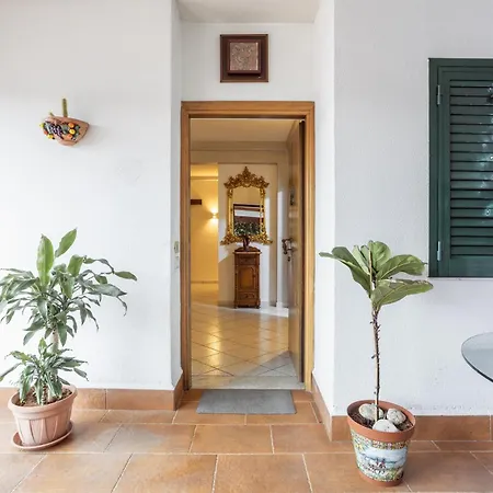 In Con Piscina Villa